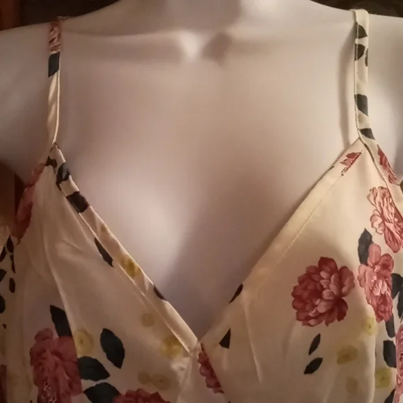 NWT Shein Halter Top with Pretty Lavender Floral Design - Picture 4 of 11